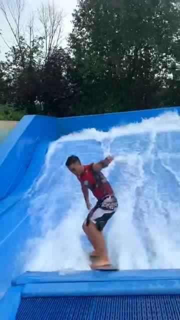 笑脸球的冒险之旅